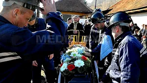 Trei dintre minerii morţi la Uricani, îngropaţi în grădinile caselor unde au locuit