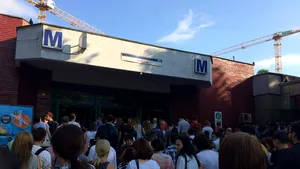 Metrorex ia primele MĂSURI în urma aglomeraţiei de la metrou din staţiile Unirii şi Pipera: agenţii de pază şi angajaţii vor dirija fluxul de călători la orele de vârf. Ce probleme pun noile porţi de acces