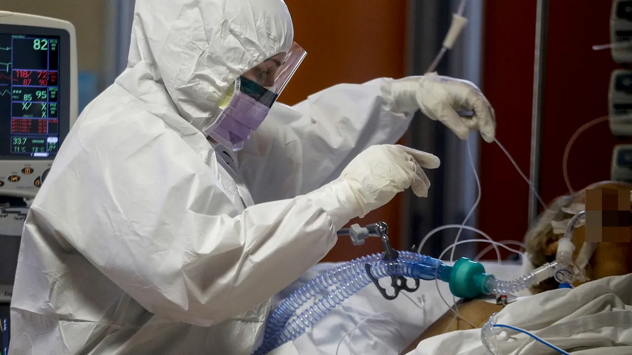 COVID-19: Primul caz de infectare de la combinatul siderurgic Galaţi. Un angajat a ajuns la spital, iar colegii sunt în izolare