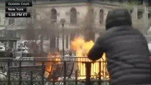 Un bărbat şi-a dat foc în faţa tribunalului unde se desfăşoară procesul Trump