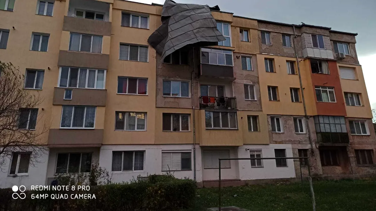 Furtună în Hunedoara: Acoperişuri luate de vânt, maşini avariate şi un drum blocat - FOTO, VIDEO