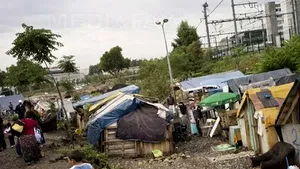 Un român a fost ucis, iar alţi doi au fost răniţi într-o tabără de romi din Italia - GALERIE FOTO 