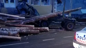 O persoană a murit după impactul dintre o maşină şi un camion, pe DN12A, în Harghita | FOTO