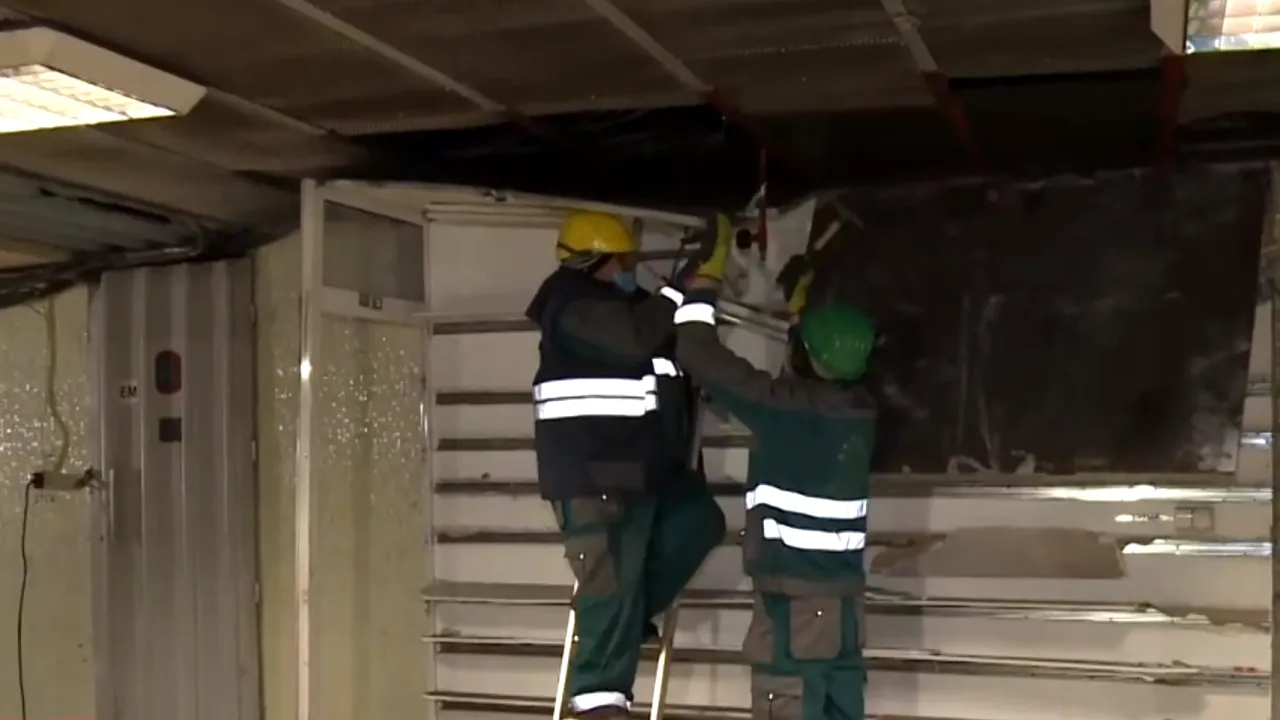 VIDEO A început evacuarea şi demolarea spaţiilor comerciale de la metrou. UPDATE: Haos la staţia Ştefan cel Mare, şeful Metrorex filmat încercând să deschidă un spaţiu cu ranga


