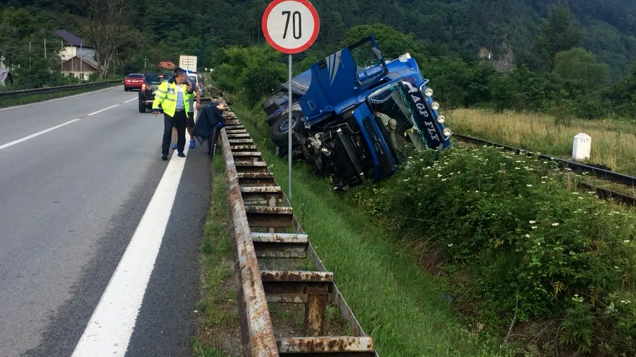 Traficul feroviar, blocat în Vâlcea din cauza unui TIR care s-a răsturnat pe calea ferată. De ce a pierdut şoferul controlul volanului 