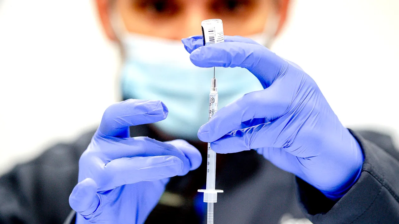 Pfizer va testa administrarea unei a treia doze a vaccinului anti-COVID şi are în vizor una dintre cele mai contagioase variante ale coronavirusului