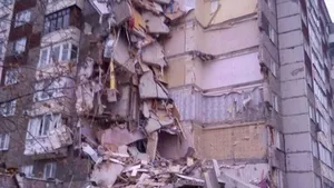 EXPLOZIE într-un bloc din Rusia: Cel puţin trei morţi în urma prăbuşirii parţiale a imobilului rezidenţial.  MOMENTUL, surprins de camerele de luat vederi | VIDEO