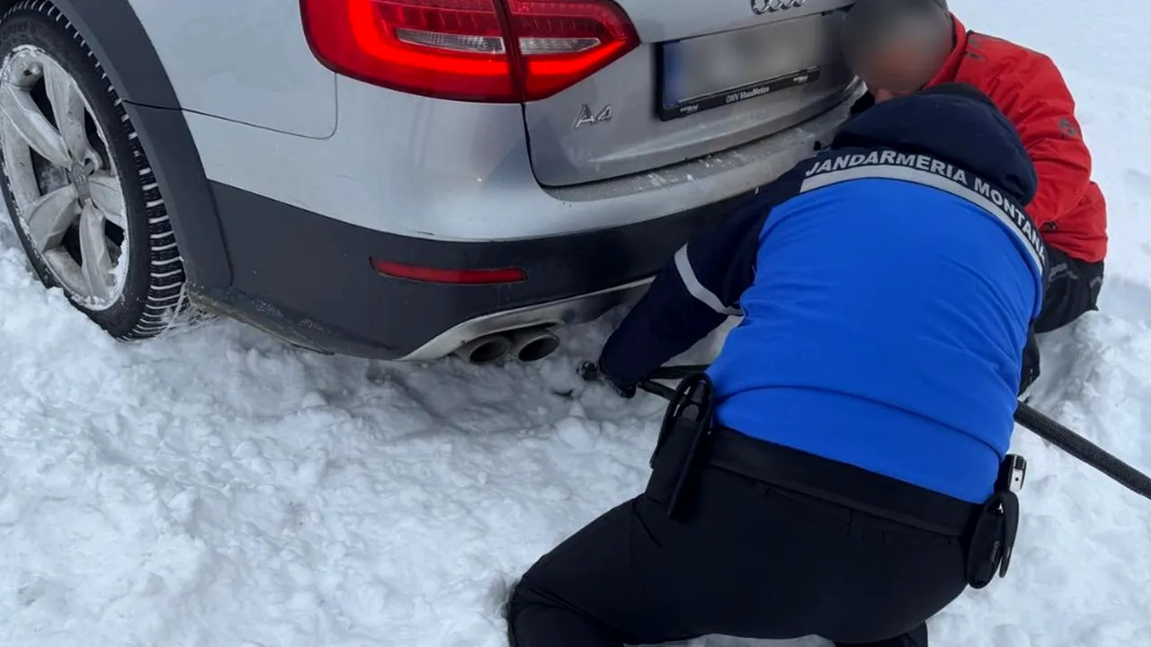 Două autoturisme în care se aflau şi copii, blocate în zăpadă pe traseul către vârful Cozia