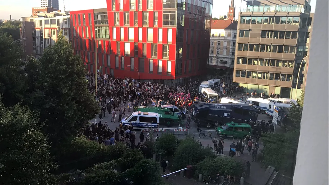 VIDEO | Mai multe maşini, INCENDIATE în cadrul protestelor faţă de summitul G20 din Hamburg/ Cel puţin 76 de persoane rănite