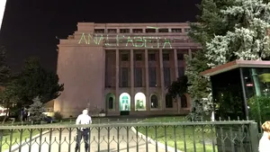 Ce mesaj a proiectat protestatarul #rezist Dide pe clădirea Guvernului la protestul din 10 august