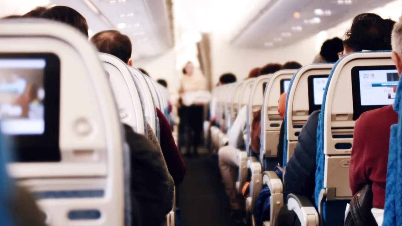 O femeie a fost dată jos din avion pentru că deţinea ceva INTERZIS. Toţi pasagerii au fost rugaţi să coboare