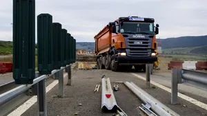 Trafic blocat pe Autostrada A1, după ce două TIR-uri s-au ciocnit/ Ambii şoferi ai autovehiculelor au murit