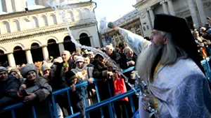 Sute de credincioşi au participat la slujba de sfinţire a apei de la Mitropolie