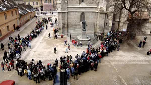 Sute de persoane, la coadă pentru a vizita turnul Bisericii Negre (Video)