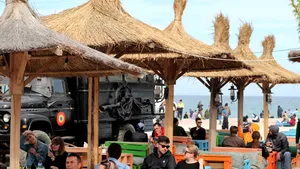 Petreceri de 1 mai. De la prima zi de plajă, la noaptea albă în cluburi/ Grătare şi picnic într-un parc din Craiova | FOTO