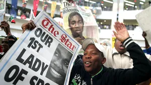 Mii de fani au ovaţionat-o pe Semenya la revenirea în Africa de Sud - VIDEO