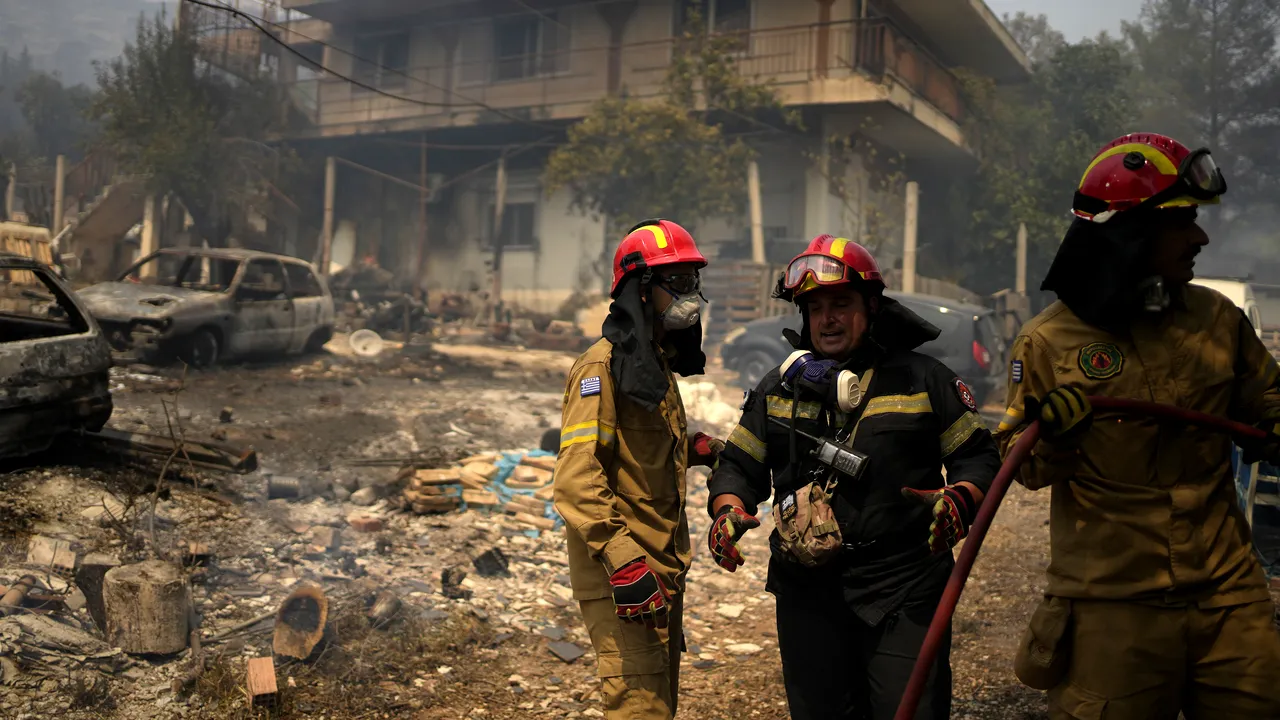 Poliţia a arestat zeci de persoane pe care le acuză că au provocat incendiile uriaşe din Grecia