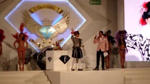 Radu Mazăre, regele carnavalului la Mamaia. Primarul Constanţei s-a costumat în monarh şi a urmărit spectacolul de pe un jilţ - FOTO 