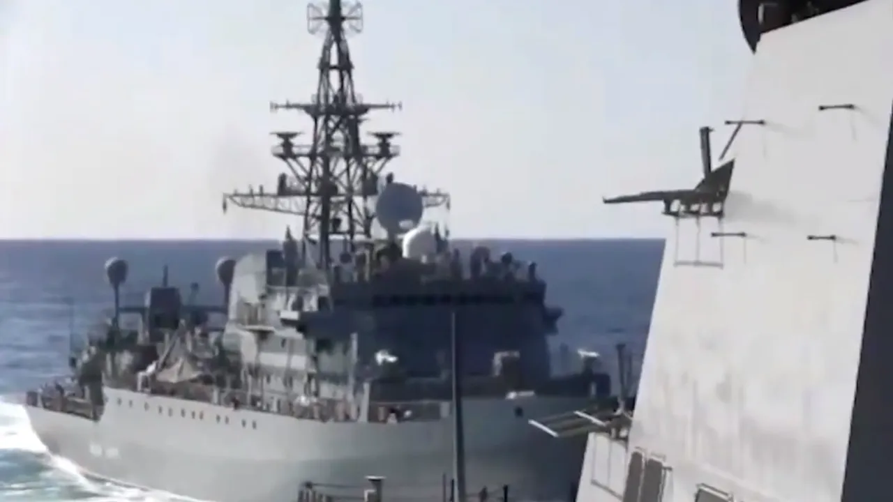 VIDEO | Momentul în care o navă de război rusească se apropie de un distrugător american. Cum au catalogat militarii americani incidentul
