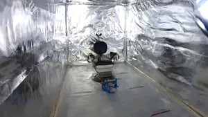 FOTO: Închisoare secretă dotată cu o cameră de tortură, descoperită de poliţia olandeză în mai multe containere