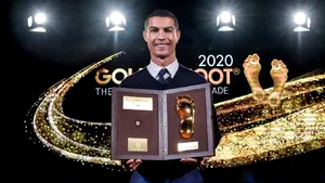 Cristiano Ronaldo primeşte premiul Golden Foot, unul dintre puţinele premii pe care rivalul Lionel Messi nu le-a câştigat încă