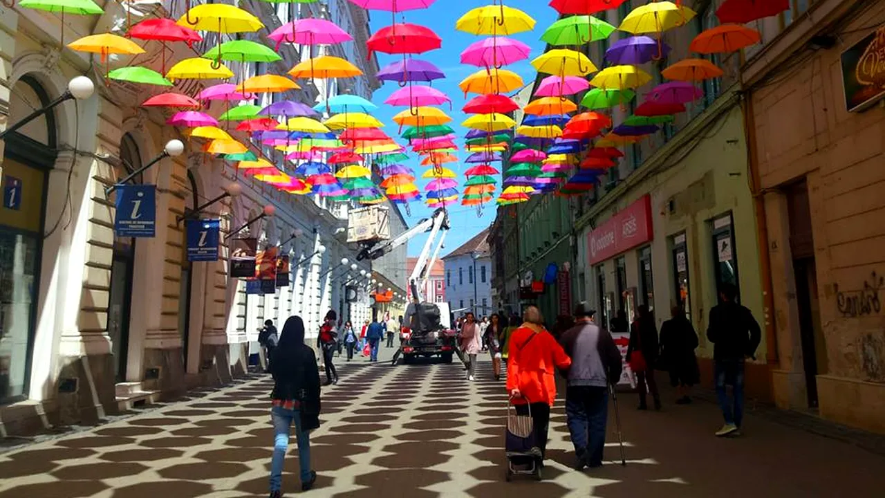 GALERIE FOTO 700 de umbrele colorate acoperă o stradă din Timişoara. Cele mai frumoase fotografii sunt premiate