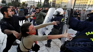 A doua zi de grevă generală în Grecia. Poliţia a folosit gaze lacrimogene pentru a dispersa manifestanţii - VIDEO
