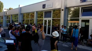 FOTO, VIDEO | Cererile pentru stimulentul de 1.000 de lei, destinat copiilor cu handicap, pot fi depuse de marţi. Care sunt actele necesare solicitanţilor/ Sute de persoane aşteaptă la cozi