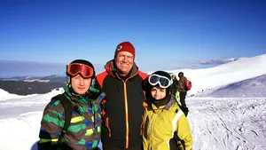 Klaus Iohannis a schiat în Munţii Şureanu. Protestatari: Iohannis schiază, Alba protestează