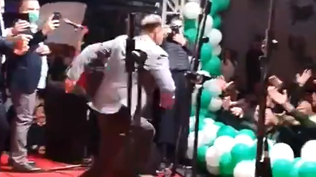 VIDEO Vicepremierul Serbiei a ignorat coronavirusul şi s-a aruncat în mulţime ca un star rock