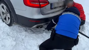 Două autoturisme în care se aflau şi copii, blocate în zăpadă pe traseul către vârful Cozia