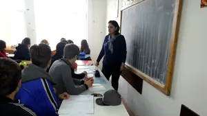 Copii ţinuţi în frig. Un liceu din Severin a decis să reducă programul după ce, pentru a îndura frigul, elevii au venit la şcoală cu pături