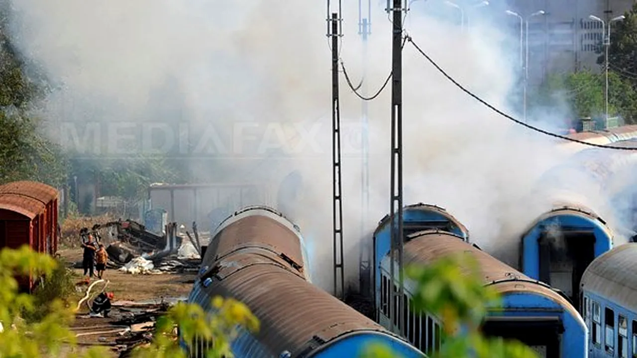 Incendiu la un tren sub podul Grant din Bucureşti - FOTO