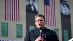 Dean Thompson şi 300 de voluntari români şi americani vor strânge gunoaie de pe plaja din Mamaia