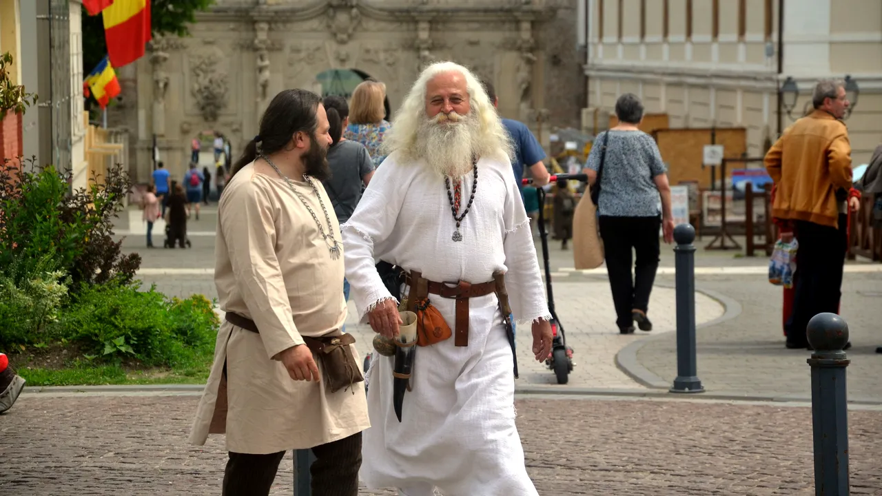 O lecţie de istorie vie. Războinicii daci, gladiatorii şi nimfele de la Festivalul Roman Apulum au atras sute de turişti | FOTO, VIDEO
