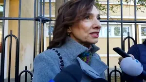 Carmen Iohannis, îndemn pentru prezenţă la vot: Nu subestimaţi ziua de astăzi. VIDEO