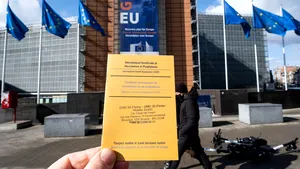 Europarlamentarii români, despre adeverinţa verde: ”Este un lucru bun, este un pas înainte.” Avocatul Poporului crede că documentul nu va putea fi folosit în această vară