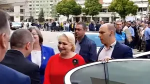 Fierbere şi în Satu Mare. Premierul PSD-ALDE, aşteptat de protestatari ţinuţi la distanţă de jandarmi. Dăncilă le-a transmis că e puternică să reziste - VIDEO