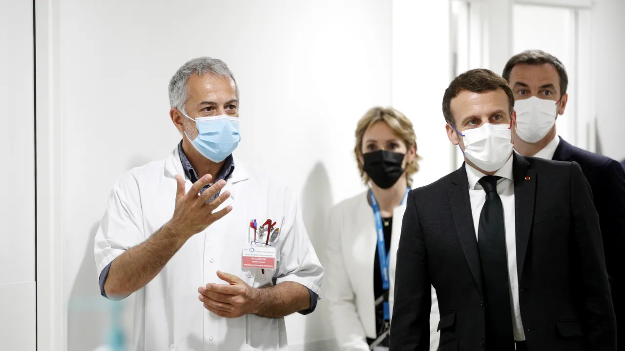 Un grup de medici cere restricţii mai dure în Franţa. Momentan, carantina nu este o opţiune pentru Macron