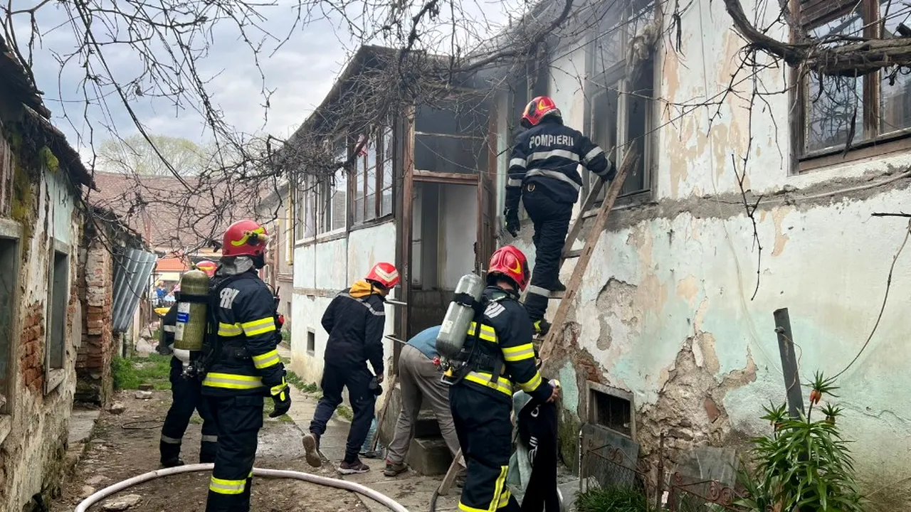 Sibiu: Trei copii evacuaţi după ce locuinţa le-a luat foc