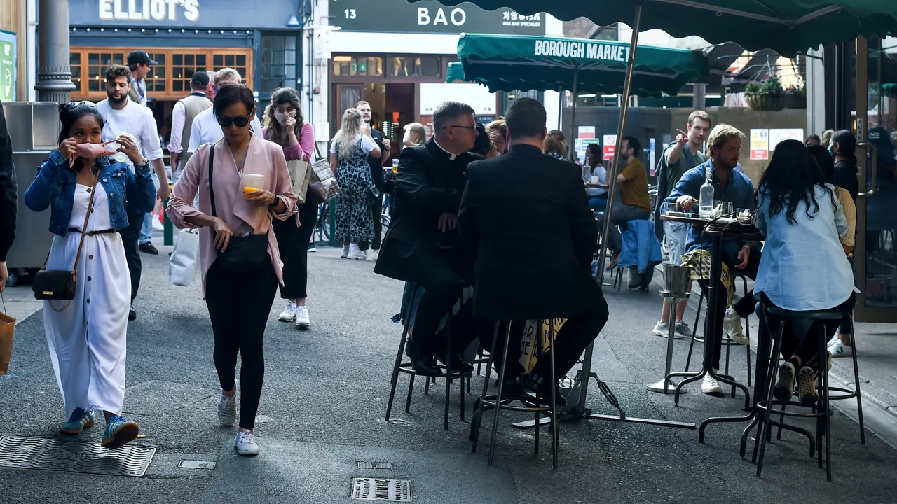 Pub-urile, barurile şi restaurantele se vor închide mai devreme în Marea Britanie. Ce oră a fost aleasă de guvernul britanic