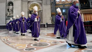 Vaticanul ia foarte în serios poziţia pro-vaccinare a Papei Francisc: Angajaţii care nu se vaccinează vor putea fi concediaţi