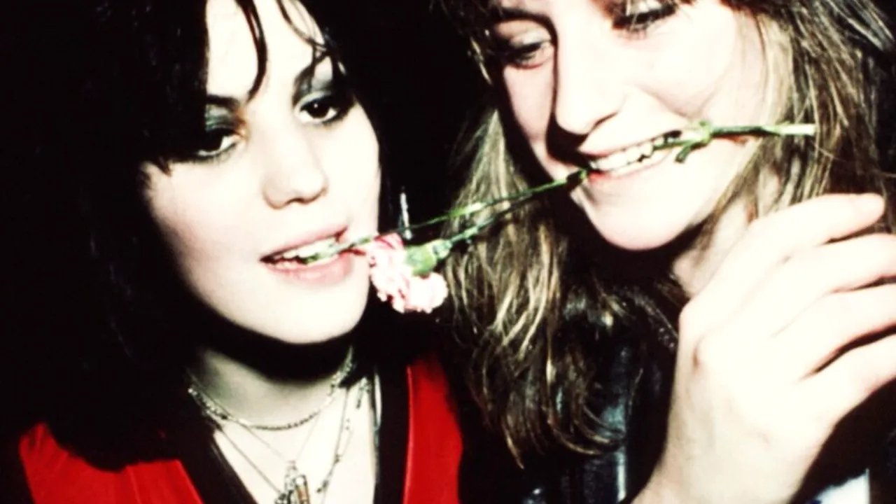 50 de ani de la înființarea trupei „The Runaways”. 50 de ani de feminism punk