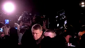 REPORTAJ: Prezenţa lui Iohannis în Piaţa Universităţii, marcată de cereri şi câteva încercări de dialog - VIDEO