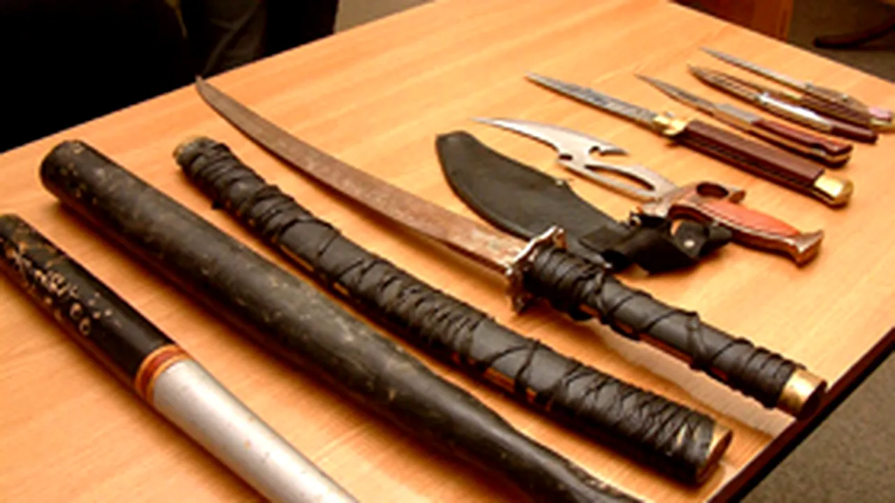 Arme albe confiscate pe străzile din Craiova
