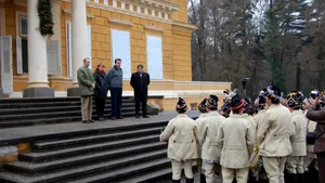 Dubaşii din Săvârşin, cei mai cunoscuţi colindători din Vestul ţării, primiţi de Familia Regală de peste 100 de ani. Anul acesta vor ţine un moment de reculegere în memoria Regelui Mihai I | FOTO