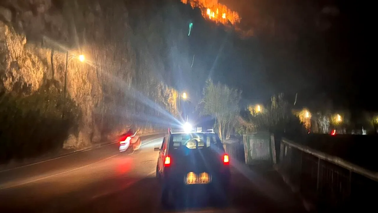 Alertă într-una dintre cele mai populare destinații din Italia: un incendiu puternic a provocat o alunecare de teren