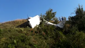 FOTO, VIDEO | Un AVION cu două persoane la bord s-a prăbuşit în judeţul Iaşi/ Prefect: Pilotul decedat avea foarte multe ore de zbor, iar bărbatul rănit este un localnic 