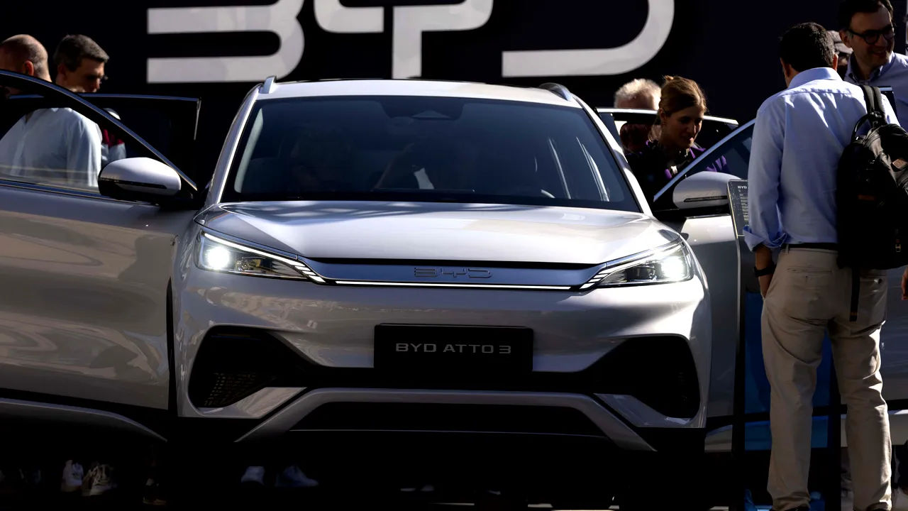 Producătorul chinez de vehicule electrice BYD a raportat venituri anuale mai mari decât ale Tesla
