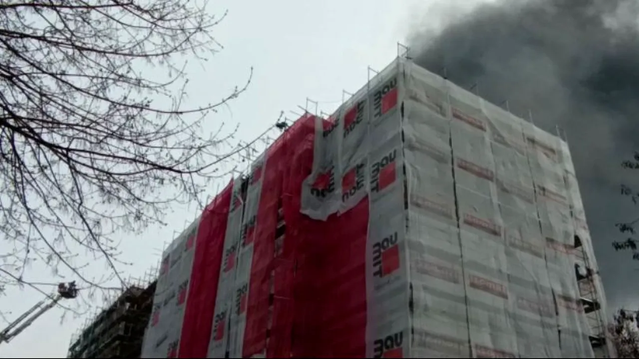 Incendiu cu degajări mari de fum la terasa unui bloc în reabilitare din sectorul 5